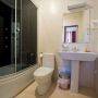 Ванная комната номера люкс 201 (Suite 201, bathroom)
